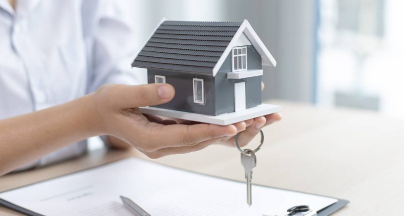 Client receiving expert SMSF loan advice from Crestpoint Financial